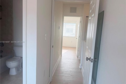 Снять в аренду кондоминиум в Майами, Флорида 2 спальни, 87.33м2, № 2089534 - фото 2