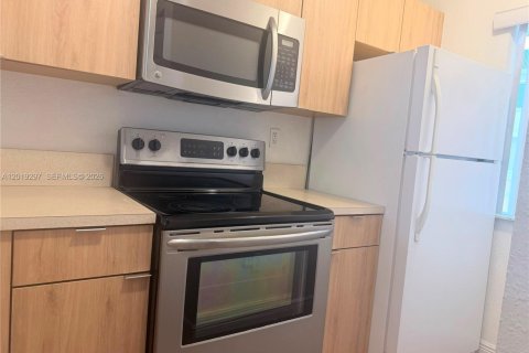 Снять в аренду кондоминиум в Майами, Флорида 2 спальни, 87.33м2, № 2089534 - фото 18