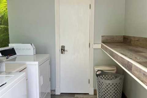 Villa ou maison à louer à Wilton Manors, Floride: 558.81 m2 № 2048410 - photo 9