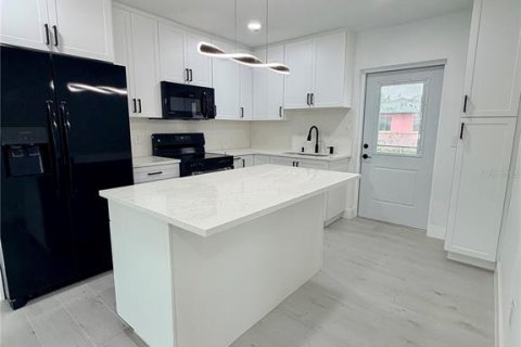 House in Tampa, Florida 3 bedrooms, 128.86 sq.m. № 2273300 - photo 28