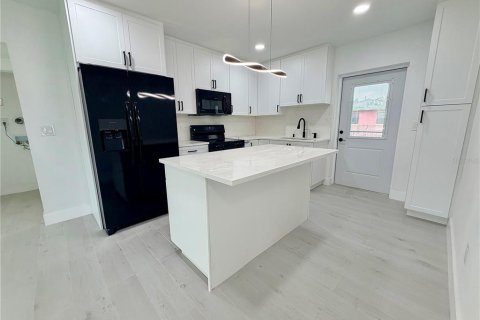 House in Tampa, Florida 3 bedrooms, 128.86 sq.m. № 2273300 - photo 29