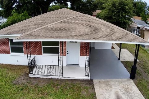House in Tampa, Florida 3 bedrooms, 128.86 sq.m. № 2273300 - photo 2