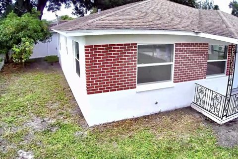 House in Tampa, Florida 3 bedrooms, 128.86 sq.m. № 2273300 - photo 5