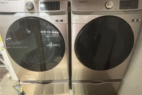 House in El Portal, Florida 3 bedrooms, 166.3 sq.m. № 1964714 - photo 17