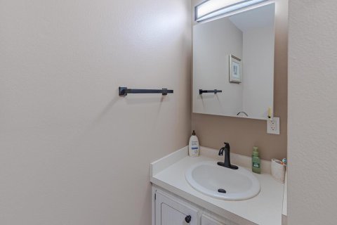Condo in Stuart, Florida, 2 bedrooms  № 2194433 - photo 16