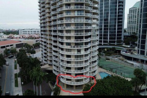 Condo in Miami, Florida, 7 bedrooms  № 1700573 - photo 1