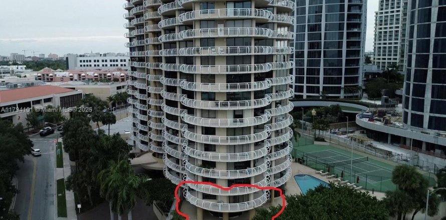 Condo in Miami, Florida, 7 bedrooms  № 1700573