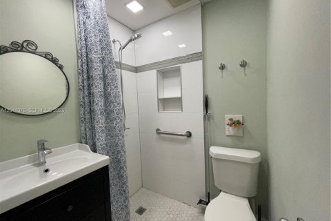House in Miami, Florida 1 bedroom, 42.46 sq.m. № 2075173 - photo 11