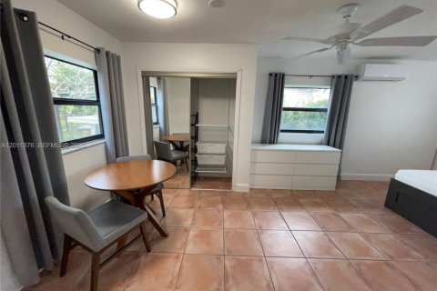 House in Miami, Florida 1 bedroom, 42.46 sq.m. № 2075173 - photo 8