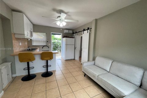 House in Miami, Florida 1 bedroom, 42.46 sq.m. № 2075173 - photo 4