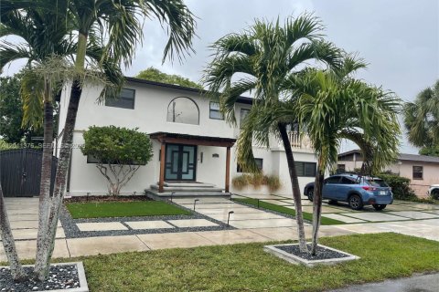 House in Miami, Florida 1 bedroom, 42.46 sq.m. № 2075173 - photo 2