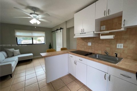 House in Miami, Florida 1 bedroom, 42.46 sq.m. № 2075173 - photo 5