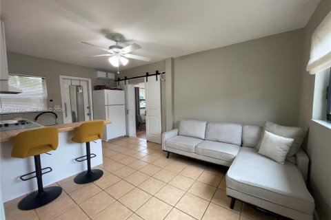 House in Miami, Florida 1 bedroom, 42.46 sq.m. № 2075173 - photo 3