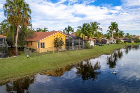 House in Weston, Florida 4 bedrooms, 267 sq.m. № 2054326 - photo 7