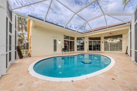 House in Weston, Florida 4 bedrooms, 267 sq.m. № 2054326 - photo 30