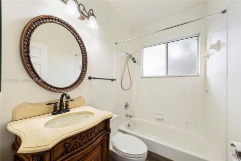 House in Weston, Florida 4 bedrooms, 267 sq.m. № 2054326 - photo 28