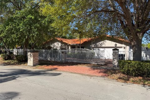 Дом в Майами, Флорида 4 спальни, 250.65м2 № 2048955