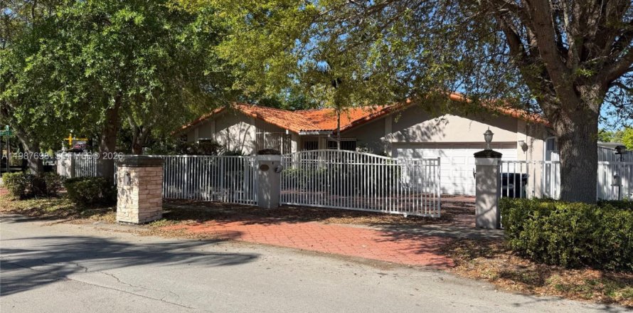 Дом в Майами, Флорида 4 спальни, 250.65м2 № 2048955