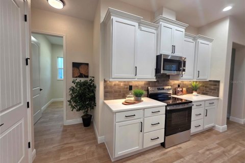 House in Brooksville, Florida 4 bedrooms, 236.9 sq.m. № 2212753 - photo 10