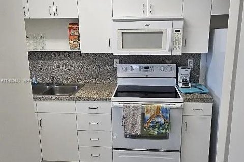 Снять в аренду кондоминиум в Майами-Бич, Флорида 50.63м2, № 2045567 - фото 13