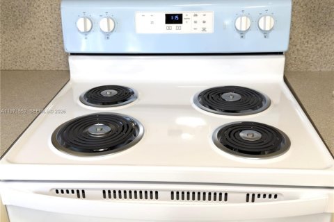 Townhouse in North Miami, Florida 3 bedrooms, 126.35 sq.m. № 2040919 - photo 25