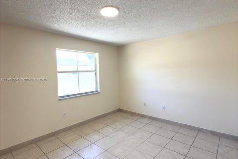 Townhouse in North Miami, Florida 3 bedrooms, 126.35 sq.m. № 2040919 - photo 14