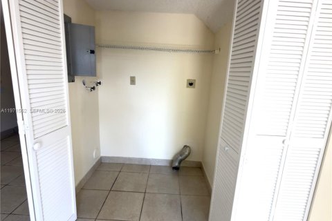 Townhouse in North Miami, Florida 3 bedrooms, 126.35 sq.m. № 2040919 - photo 8