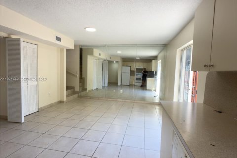 Townhouse in North Miami, Florida 3 bedrooms, 126.35 sq.m. № 2040919 - photo 7