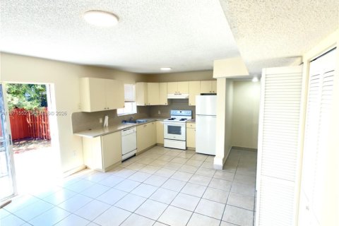 Townhouse in North Miami, Florida 3 bedrooms, 126.35 sq.m. № 2040919 - photo 21