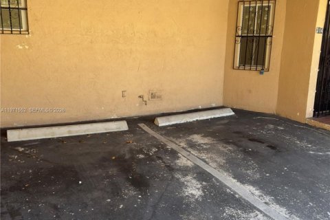 Townhouse in North Miami, Florida 3 bedrooms, 126.35 sq.m. № 2040919 - photo 2