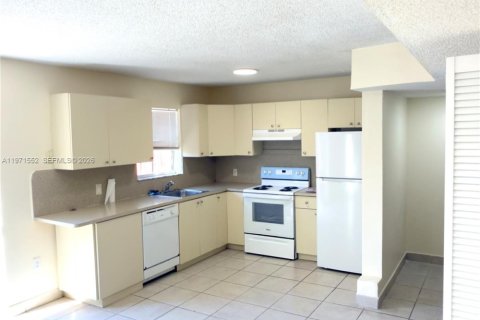 Townhouse in North Miami, Florida 3 bedrooms, 126.35 sq.m. № 2040919 - photo 22