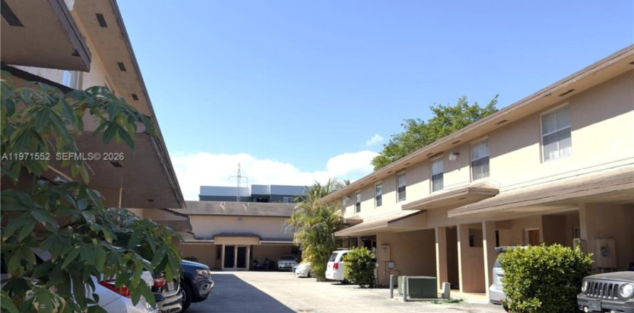 Townhouse in North Miami, Florida 3 bedrooms, 126.35 sq.m. № 2040919