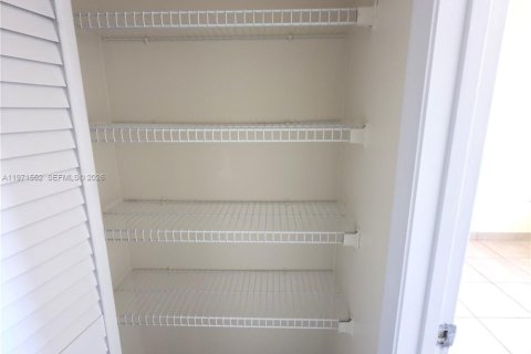 Townhouse in North Miami, Florida 3 bedrooms, 126.35 sq.m. № 2040919 - photo 16