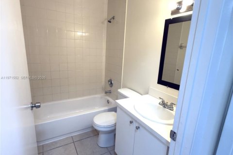 Townhouse in North Miami, Florida 3 bedrooms, 126.35 sq.m. № 2040919 - photo 19