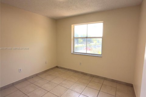 Townhouse in North Miami, Florida 3 bedrooms, 126.35 sq.m. № 2040919 - photo 15