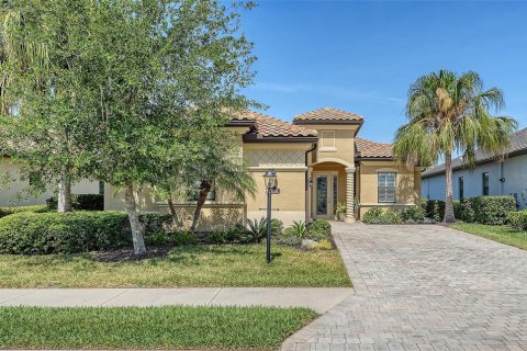 House in LAKEWOOD NATIONAL in Lakewood Ranch, Florida 2 bedrooms, 171.87 sq.m. № 1651475 - photo 2