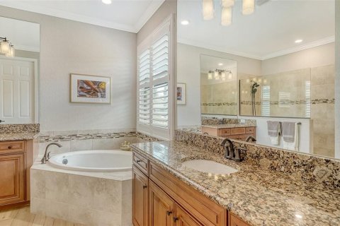 House in LAKEWOOD NATIONAL in Lakewood Ranch, Florida 2 bedrooms, 171.87 sq.m. № 1651475 - photo 20