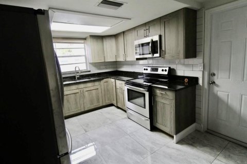 House in Port Richey, Florida 3 bedrooms, 213.58 sq.m. № 1525071 - photo 3