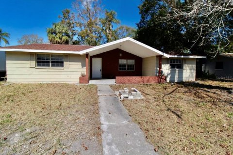 House in Port Richey, Florida 3 bedrooms, 213.58 sq.m. № 1525071 - photo 1