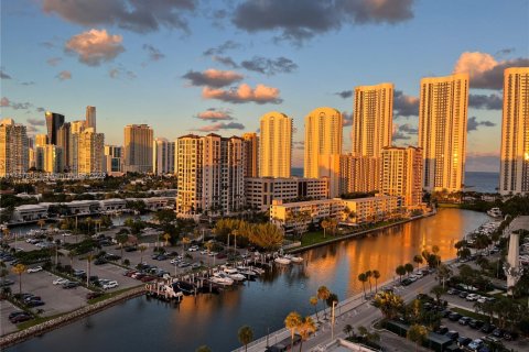 Купить кондоминиум в Санни-Айлс-Бич, Флорида 1 спальня, 70.79м2, № 1957652 - фото 1