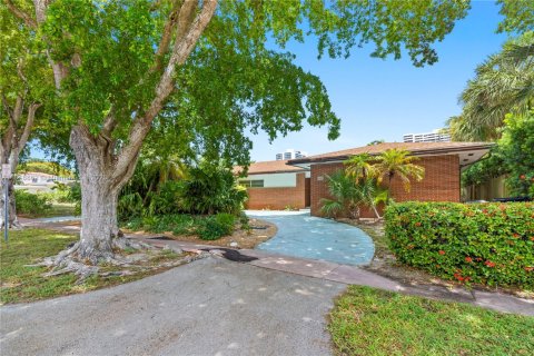 House in Miami Beach, Florida 5 bedrooms, 418.99 sq.m. № 1797128 - photo 13