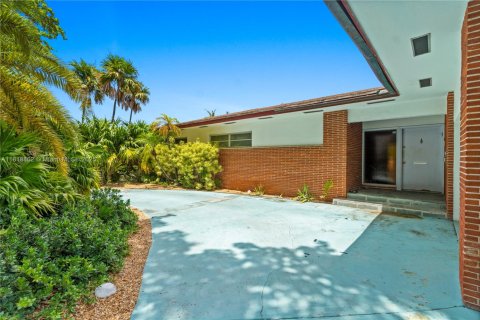 House in Miami Beach, Florida 5 bedrooms, 418.99 sq.m. № 1797128 - photo 14