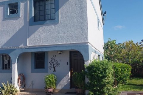 Touwnhouse à vendre à Miami, Floride: 3 chambres, 88.81 m2 № 1701540 - photo 2