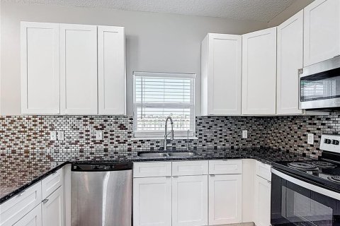 House in Kissimmee, Florida 3 bedrooms, 120.96 sq.m. № 1744597 - photo 11