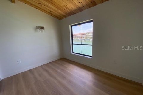 Condo in Treasure Island, Florida, 2 bedrooms № 2150569 - photo 10