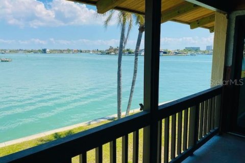 Condo in Treasure Island, Florida, 2 bedrooms № 2150569 - photo 25