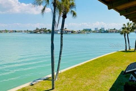 Condo in Treasure Island, Florida, 2 bedrooms № 2150569 - photo 26