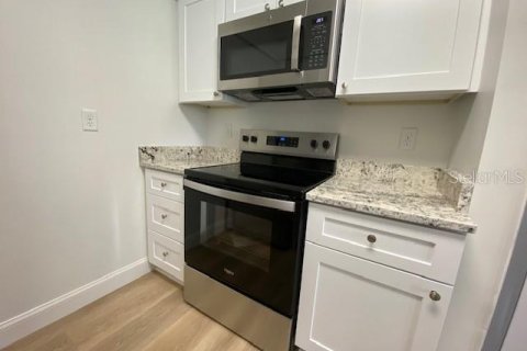Condo in Treasure Island, Florida, 2 bedrooms № 2150569 - photo 8