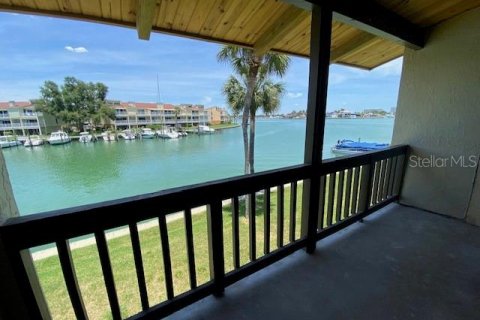 Condo in Treasure Island, Florida, 2 bedrooms № 2150569 - photo 11