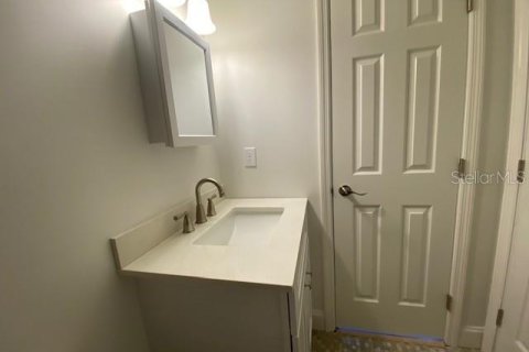 Condo in Treasure Island, Florida, 2 bedrooms № 2150569 - photo 16
